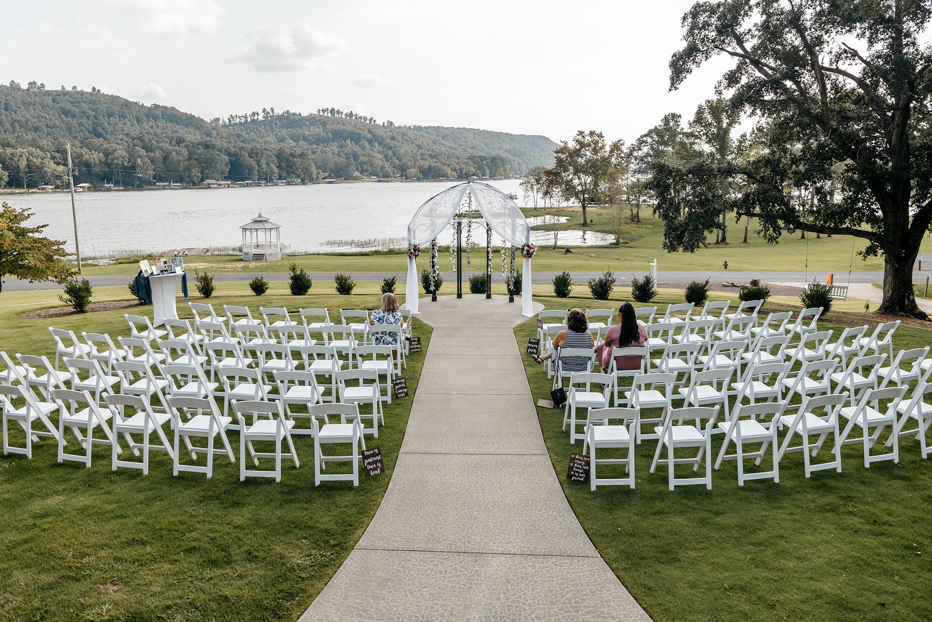 One of the best, affordable outdoor wedding venues in georgia is situated in front of a lake